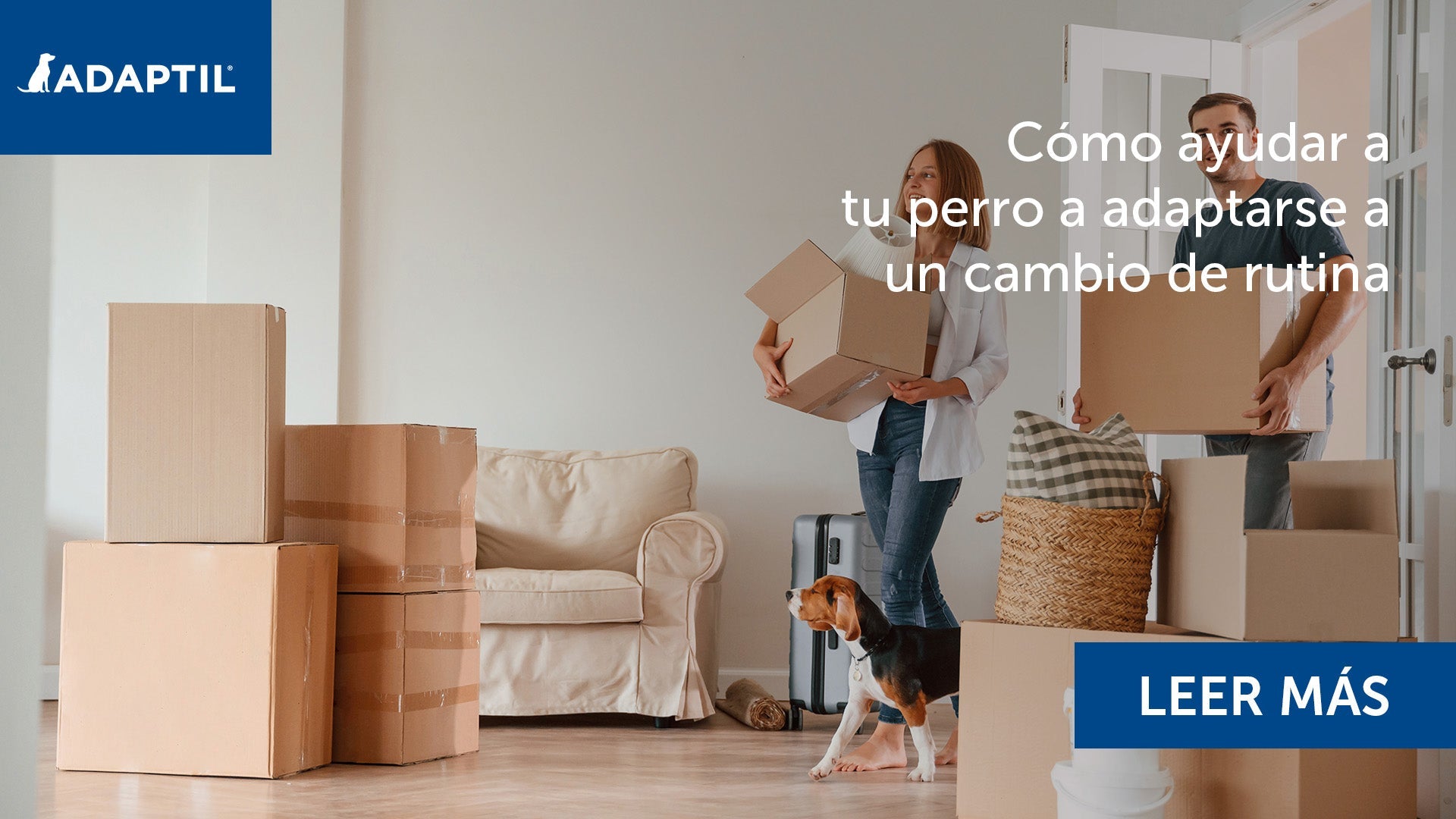 Pareja joven con perro mudándose a un nuevo hogar. 