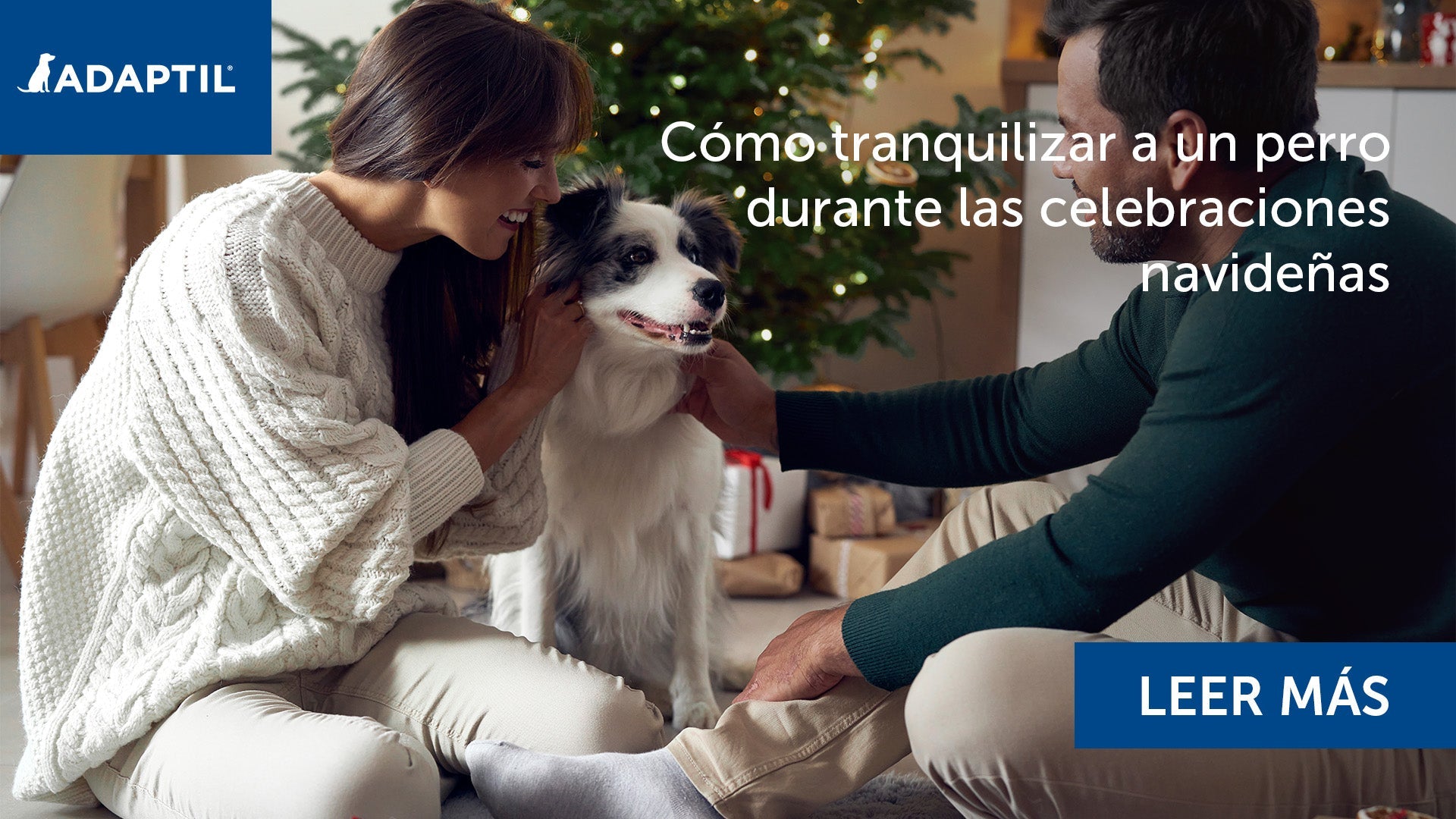Pareja feliz acariciando a un perro rodeado de regalos de Navidad. 
