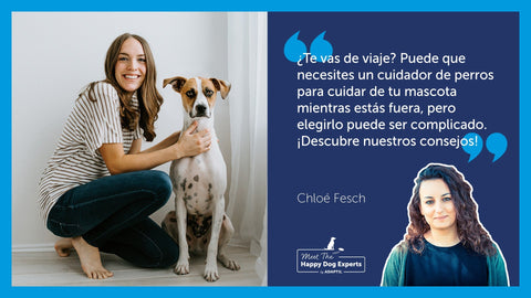Mujer sonriendo con su perro en casa. 