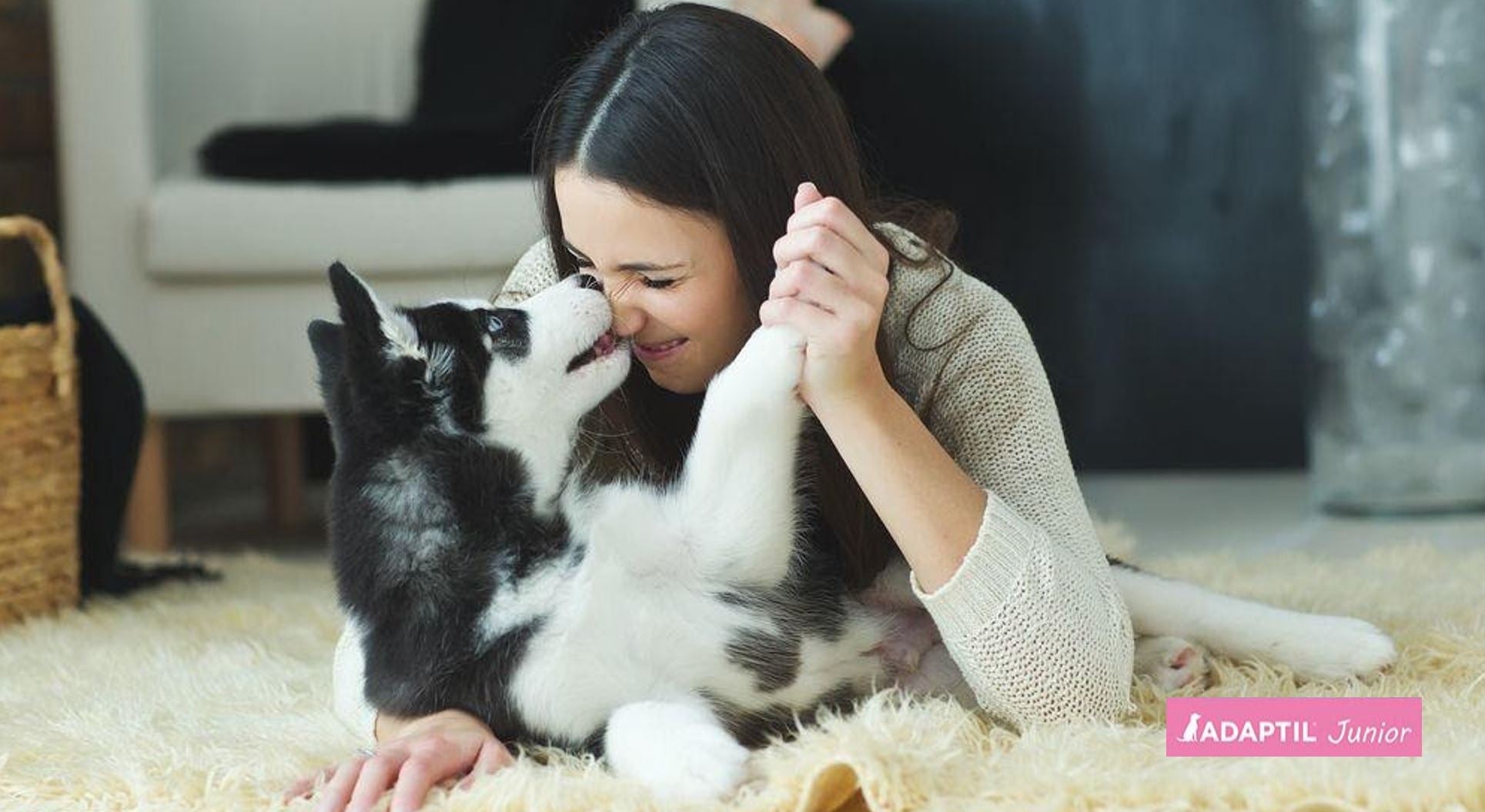mujer jugando con un cachorro