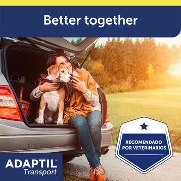 adaptil transport spray mujer sentada en el maletero del coche con su perro